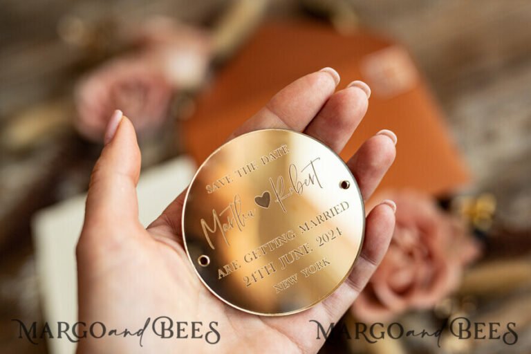 mano che riceve carta personalizzata elegante