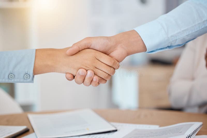 Cos'è un Contratto Co.Co.Co e Come Funziona nella Pratica 2 mano che stringe contratto di collaborazione lavorativa