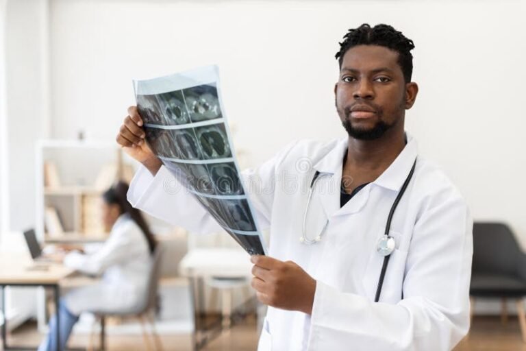 medico che esamina un lavoratore in ufficio