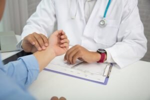medico competente che visita un lavoratore in azienda