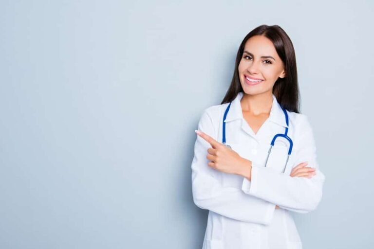 Unicredit offre prestiti a tasso zero per medici: come funziona 17 medico felice con copia di contratto prestito