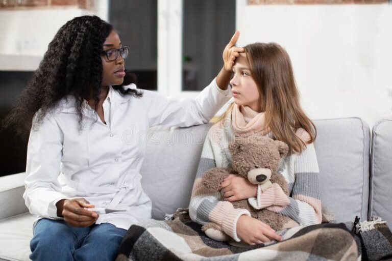 Come Funzionano le Visite Fiscali per Malattia e Quando Sono Obbligatorie 18 medico in visita domiciliare a paziente malato