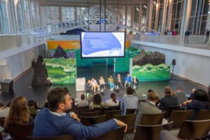 museo con persone che discutono e lavorano