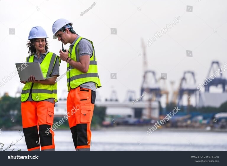 Quali Sono I Dpi Obbligatori Per Lavorare In Sicurezza Al Dock 41 operai con caschi e giubbotti riflettenti dock