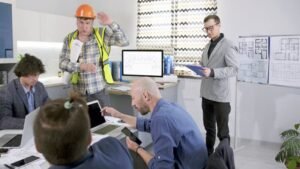 operaio con casco che compila denuncia in ufficio