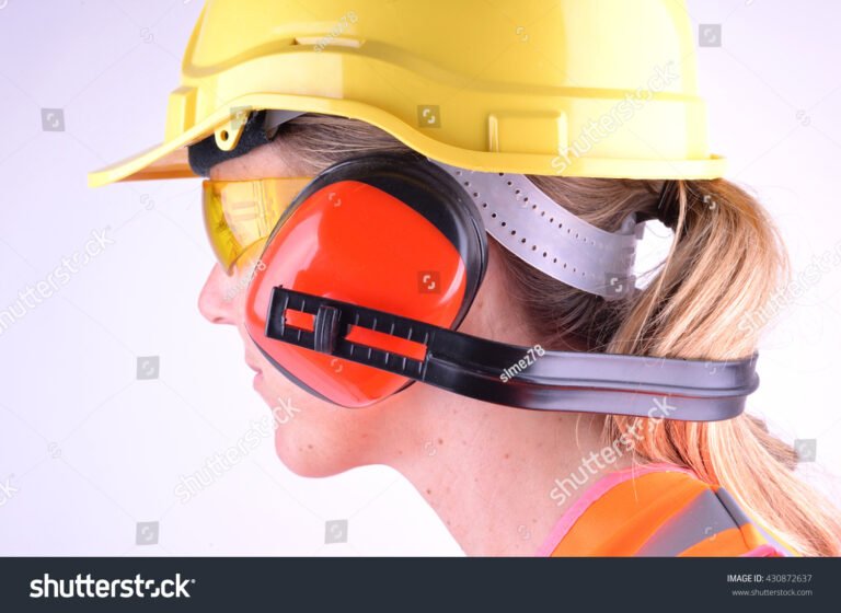 Come Garantire la Tua Sicurezza sul Lavoro in Modo Efficace 2 operaio con casco e dispositivi di sicurezza 2
