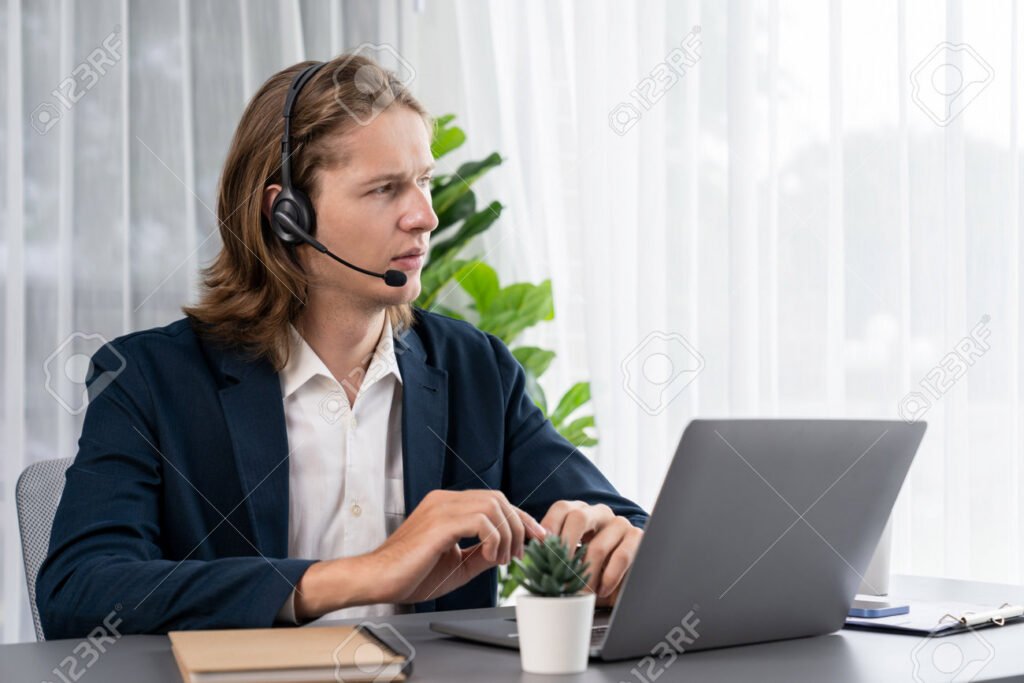 operatore assistenza clienti telefono in ufficio