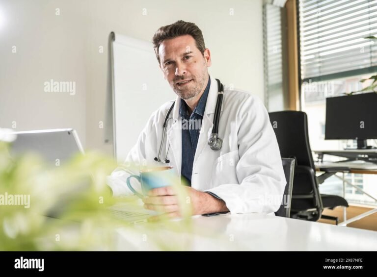 operatore sanitario al banco accoglienza cup