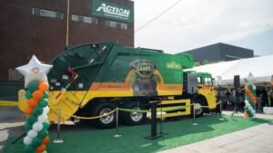 operatori ecologici in azione con camion rifiuti