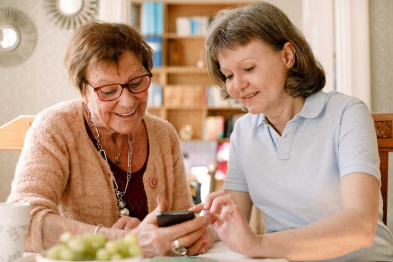 operatori sanitari che assistono anziani sorridenti