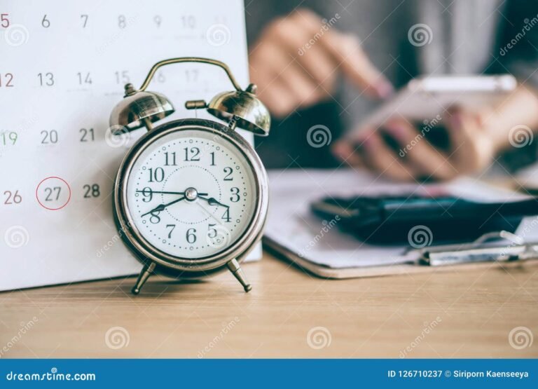 orologio antico con calendario fiscale sfocato