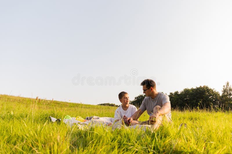 padre e figlio che parlano serenamente