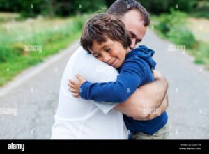 padre e figlio che si abbracciano a salerno