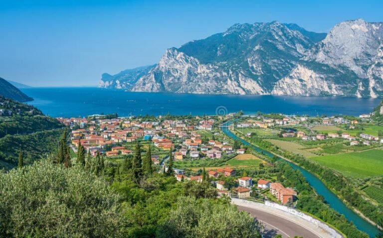 Dove Trovare Opportunità di Lavoro a Riva del Garda 37 panorama del lago di riva del garda con uffici