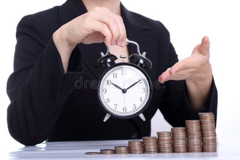 Come Influisce il Lavoro Part Time sull'Indennità Naspi 44 persona al lavoro con orologio e soldi