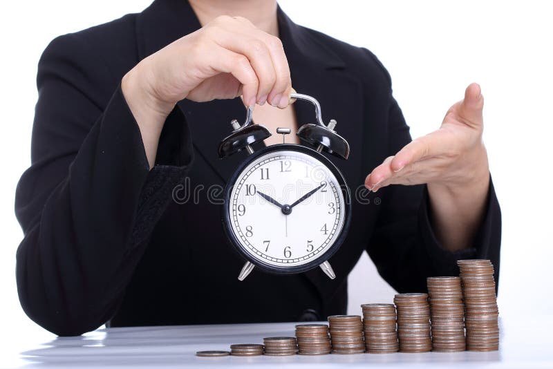 persona al lavoro con orologio e soldi