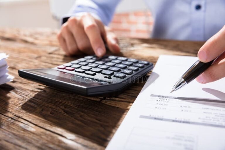 persona che calcola finanze con calcolatrice