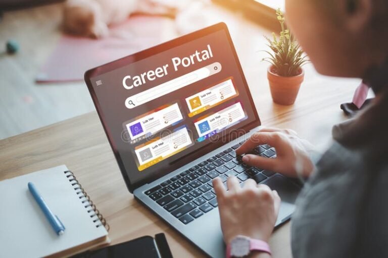 persona che cerca lavoro su computer portatile