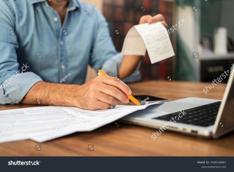 Chi deve fare la dichiarazione dei redditi in Italia 16 persona che compila documenti fiscali a casa