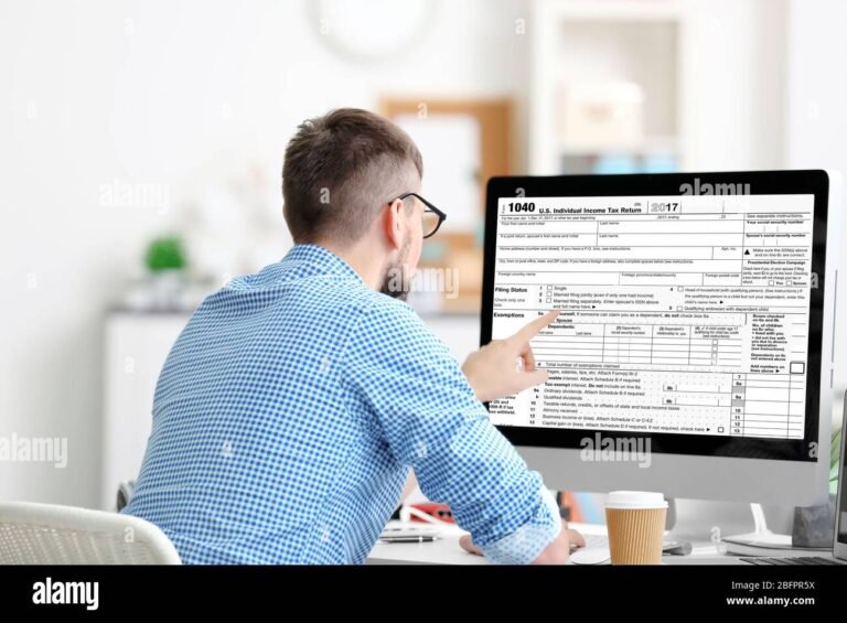 persona che compila moduli con computer