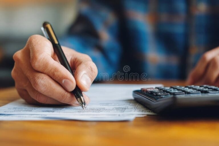 persona che compila moduli fiscali con calcolatrice