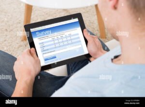 persona che compila moduli online a casa