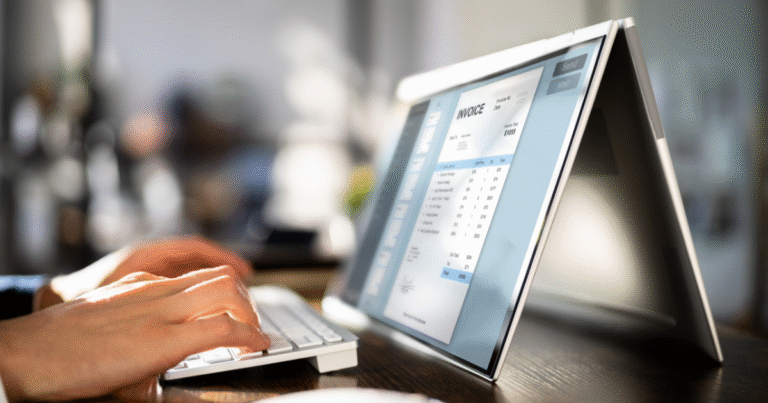 È Possibile Richiedere La Naspi Anticipata Se Si Apre Una Partita Iva 45 persona che compila modulistica inps con laptop