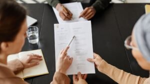 persona che compila modulo curriculum europeo su scrivania