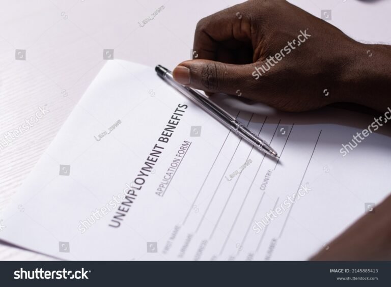 Come Ottenere La Naspi In Unica Soluzione: Requisiti E Come Fare 15 persona che compila modulo di richiesta disoccupazione