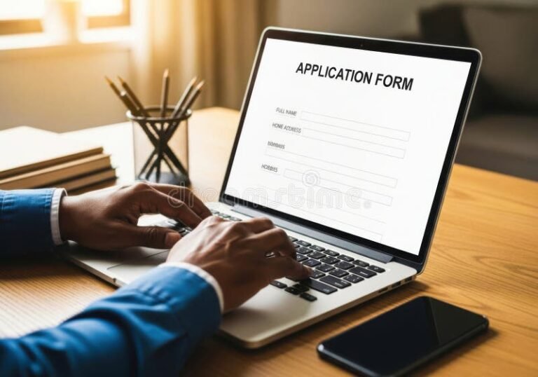 Come Accedere alla Naspi: Quali Sono i Passaggi Necessari 6 persona che compila modulo online su computer 1