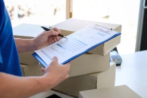 persona che consegna documenti a un ufficio fiscale