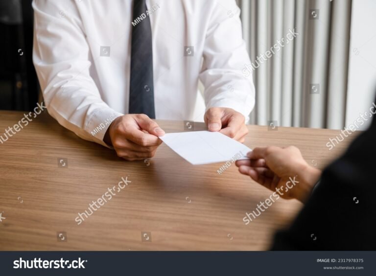 persona che consegna lettera di dimissioni 8