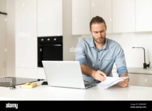 persona che consulta documenti lavorativi a casa