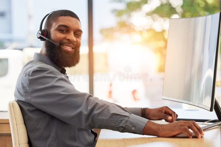 persona che consulta offerte lavoro su computer