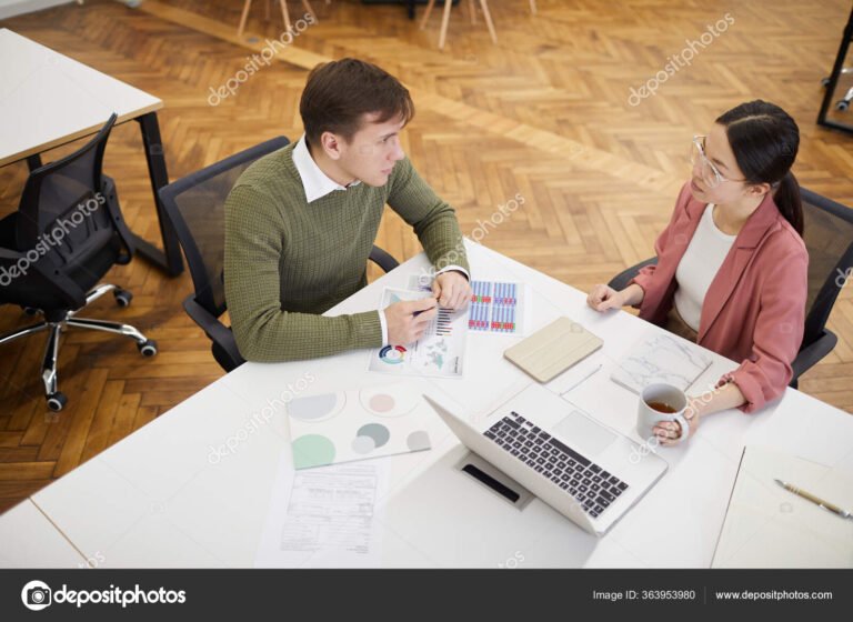 persona che esamina documenti finanziari a tavolo