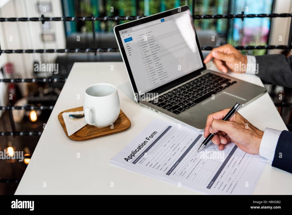 persona che invia un modulo online lavorativo