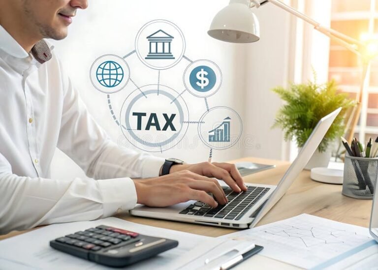 persona che lavora al computer calcolando tasse