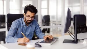 persona che lavora al computer con dati