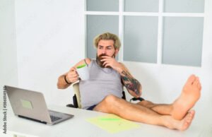 persona che lavora comodamente da casa al computer