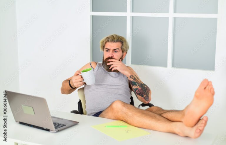 Come Trovare un Lavoro da Fare a Casa in Modo Sicuro ed Efficace 9 persona che lavora comodamente da casa al computer