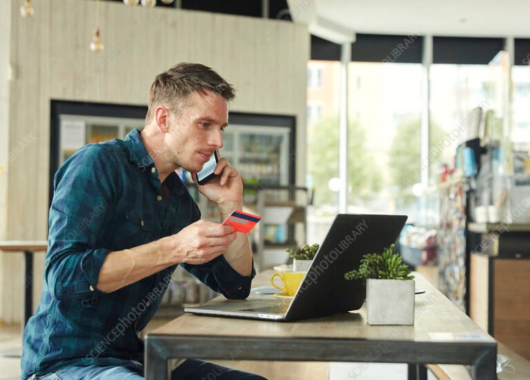 Come Si Può Iniziare A Lavorare Su Una Piattaforma Online 5 persona che lavora con laptop in caffe