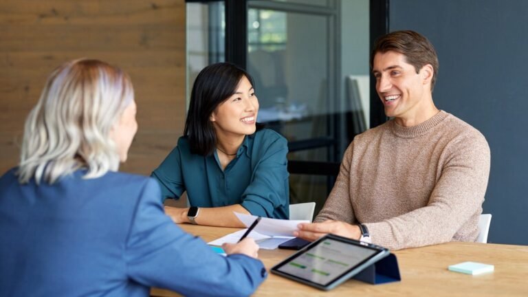 Come Parlare con l’Agenzia delle Entrate: Quali Sono i Modi Migliori 19 persona che parla con un agente fiscale sorridente