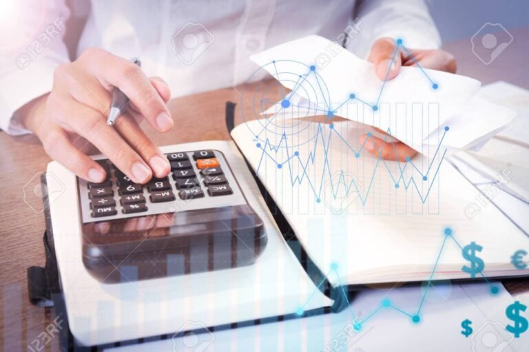 Quali Sono Le Motivazioni Per Richiedere Un Prestito Pluriennale Inps 16 persona che pianifica finanze con grafici e calcolatrice