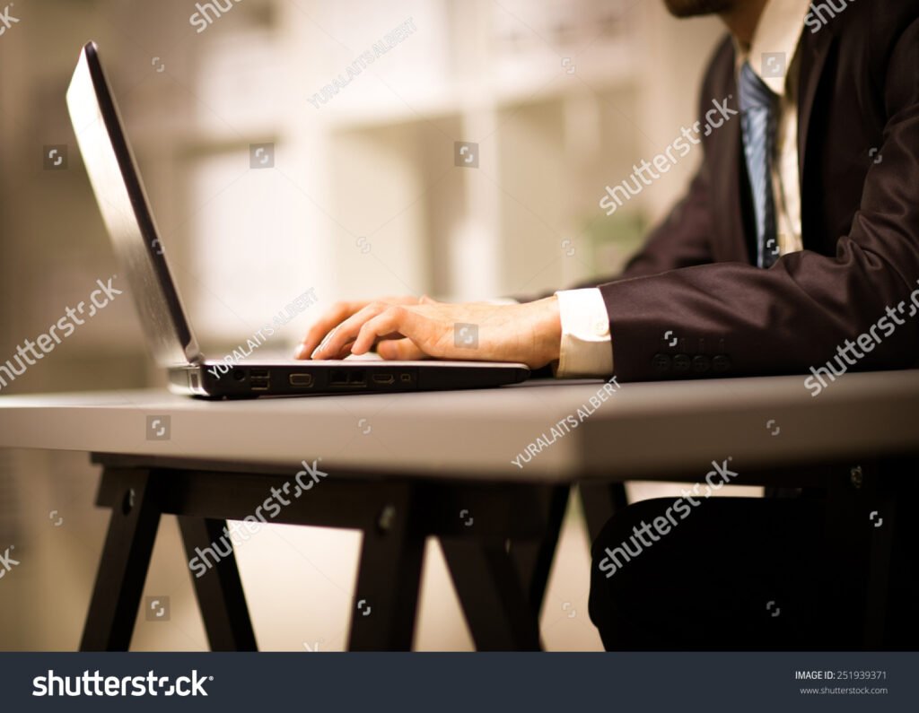 Come Scrivere una Descrizione Profilo Professionale Efficace 2 persona che scrive su un laptop moderno
