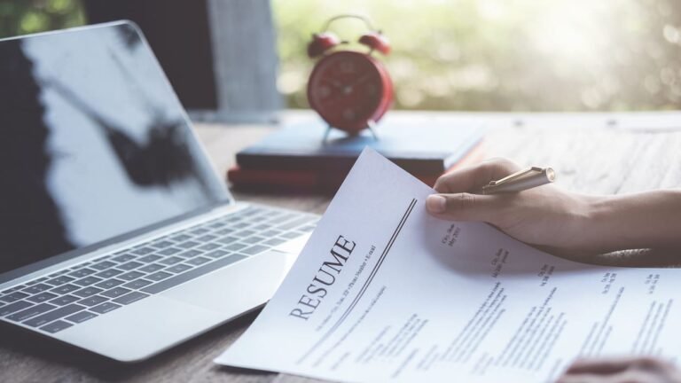 Come Si Compila Un CV In Modo Efficace Guida Passo Dopo Passo 7 persona che scrive un curriculum su laptop 2