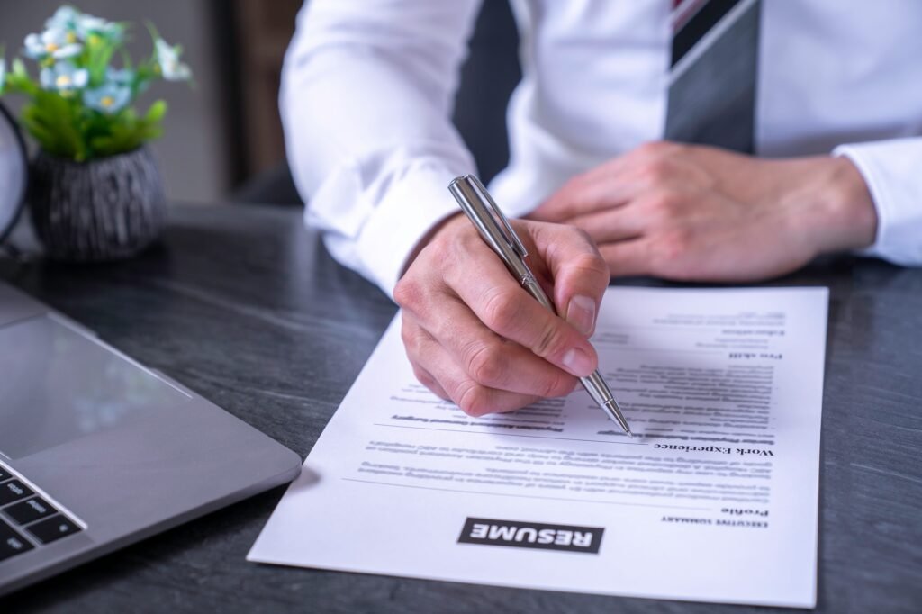 Come Scrivere un Esempio di Profilo Personale per il Tuo CV 2 persona che scrive un curriculum vitae elegante