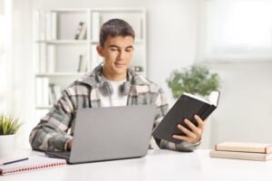 persona che studia con libri e computer