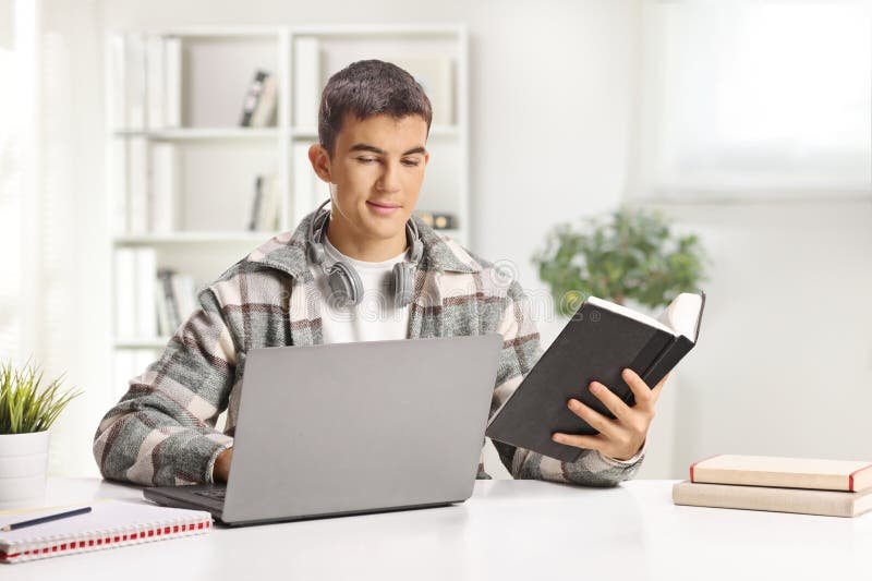 persona che studia con libri e computer