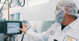 persona che studia con manuale haccp aperto