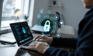 persona che usa computer con icone sicurezza online